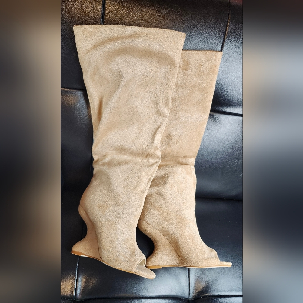 👸🏽Azalea Wang "Vincent" Nude Tan Suede Wedges👑